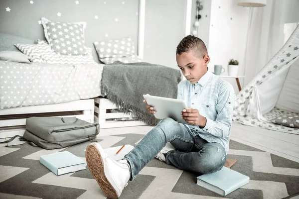 Agradable joven jugando en su tableta — Foto de Stock