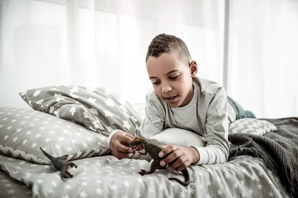 Positieve schattige jongen spelen met zijn favoriete speelgoed — Stockfoto