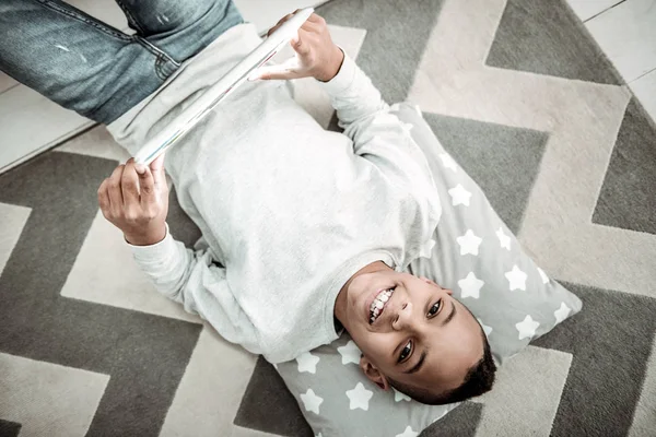 Vista superior de un niño alegre feliz — Foto de Stock