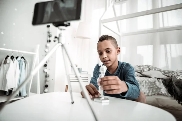 Nice ung pojke lägger en skelett leksak på bordet — Stockfoto