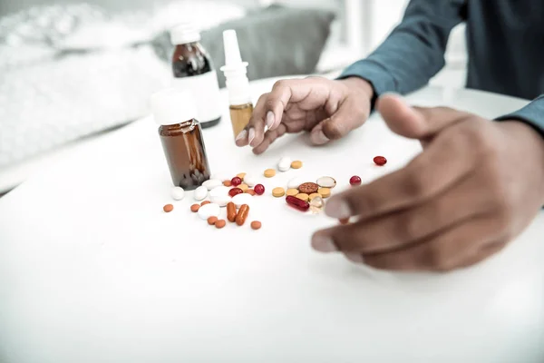 Κοντινό πλάνο χάπια που βρίσκονται στο τραπέζι — Φωτογραφία Αρχείου