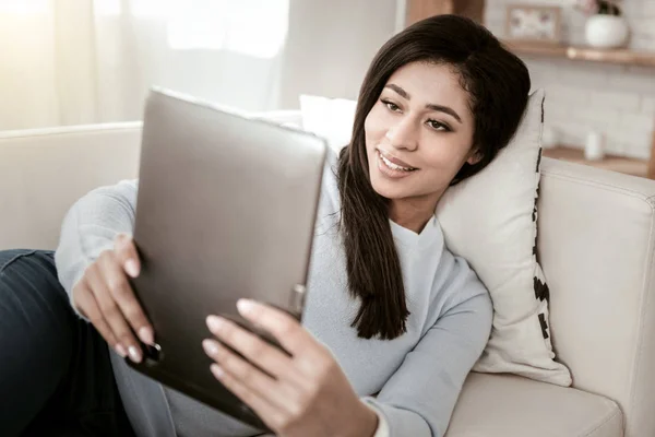 Primo piano delle mani femminili che tengono la compressa — Foto Stock