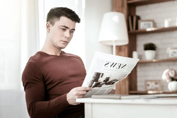 Homem alegre lendo jornal durante sua pausa — Fotografia de Stock