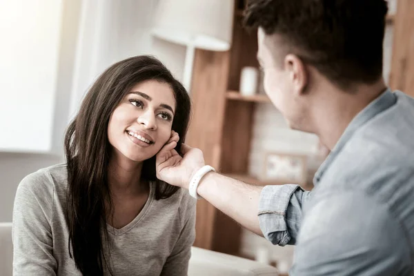 Närbild på glad tjej att känslan lycka — Stockfoto