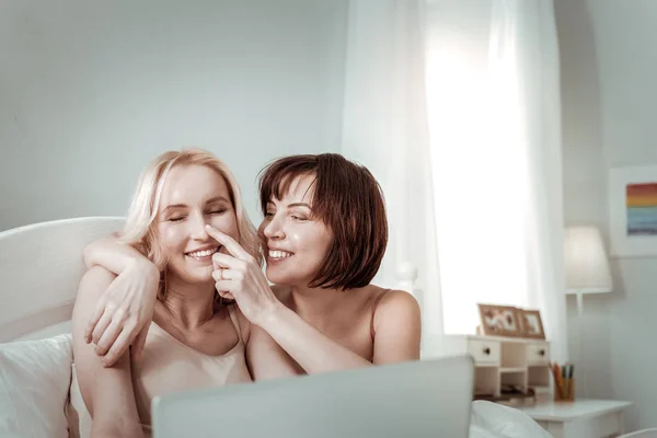 Dunkelhaarige Dame berührt Nase ihres Partners — Stockfoto