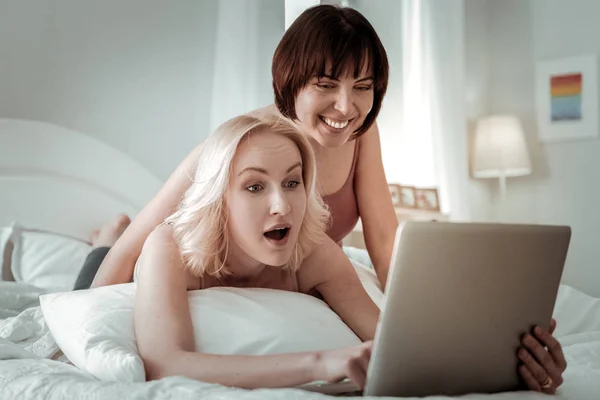 Δύο κυρίες που παρακολουθούν laptop όντας σοκαρισμένος από το περιεχόμενο — Φωτογραφία Αρχείου