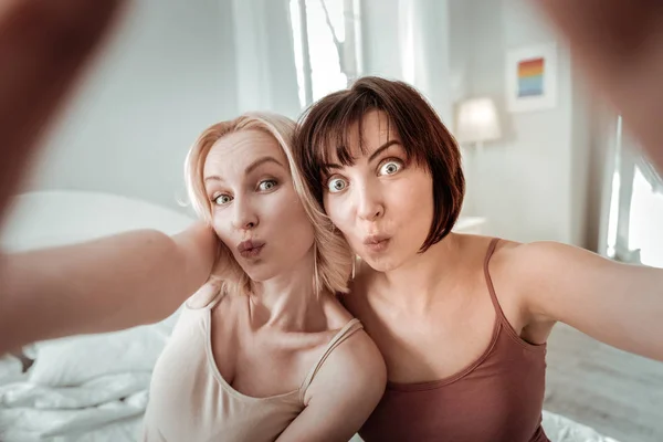 Interesting sweet couple making some funny faces — Stock Photo, Image