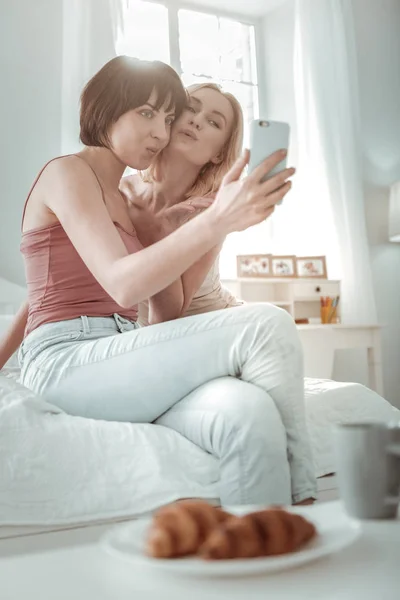 Krásné partnerky brát ráno selfie společně — Stock fotografie