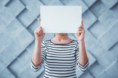 Temiz kağıdı tutan aktif kadın