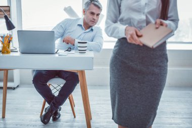 Şık uygun kadın işçi Office günlüğünü okumaya