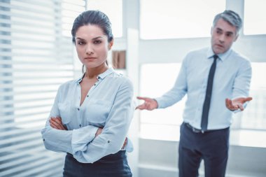 Karışık çift onun çalışan durum hakkında soran