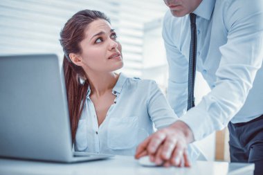 Eleştirileri onun profesyonellik dışı iş arkadaşınız soran genç kadın