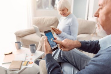 Emekliler akıllı telefonlar üzerinde oynarken birkaç