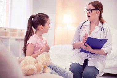 Sevimli küçük kız danışmanlık hoş esmer Aile Hekimliği