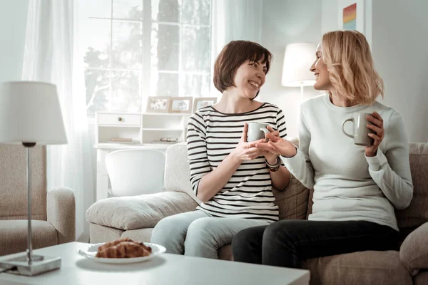 Mujeres alegres radiantes teniendo conversación expresiva durante el desayuno — Foto de Stock