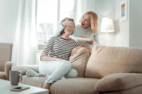 Blond inventive woman surprising her brunet partner — Stock Photo, Image