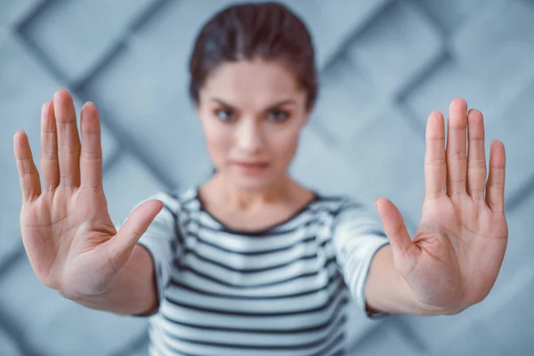 Entschlossene junge Frau zeigt ihre leeren Handflächen — Stockfoto