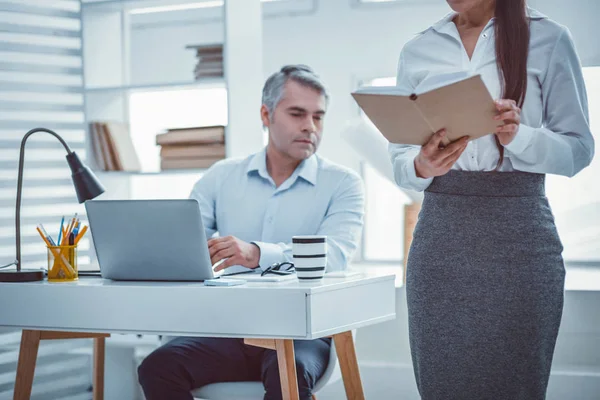 Hombre ordenado trabajando con el ordenador portátil y comportándose informalmente — Foto de Stock