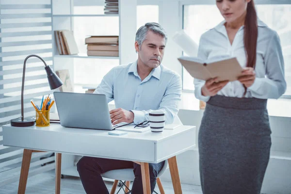 Uppmärksamma superior tittar på baksidan av hans sekreterare — Stockfoto