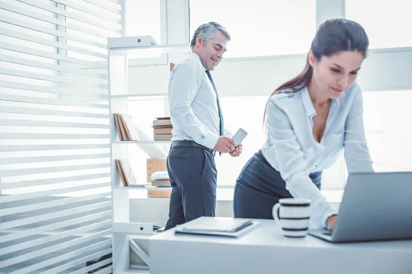 Unprofessioneller Arbeitskollege, der privat Fotos von seinem Untergebenen macht — Stockfoto