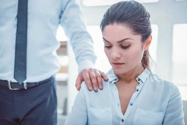 Obsceen mens in officiële kleren zijn hand te zetten door vrouw schouder — Stockfoto