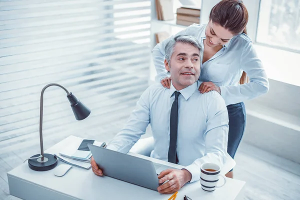 Glad överraskad chef får en massage från hans sekreterare — Stockfoto