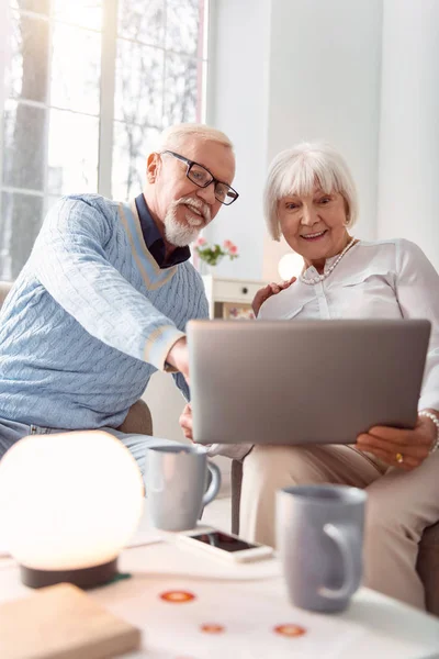 Öregedés gyönyörű pár lelkesen beszéltek az interneten vásárolt áruk — Stock Fotó