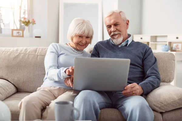 Elegante hoge paar kijken naar foto's in de sociale media — Stockfoto