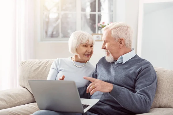 Grauhaariger Unternehmer diskutiert mit seiner Frau geschäftliche Fragen — Stockfoto