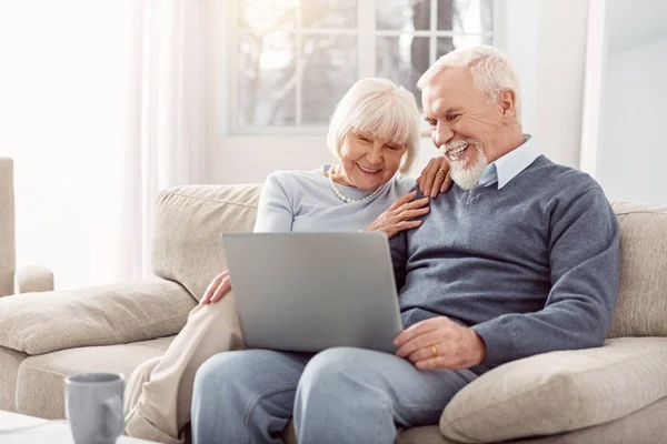 Mooie oudere dame genieten van mooie foto's met haar echtgenoot — Stockfoto