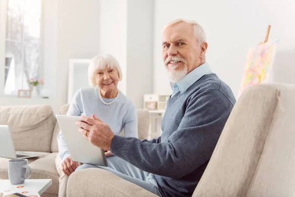 Elegante alternde Geschäftsfrau diskutiert mit ihrem Partner über Details ihrer Arbeit — Stockfoto