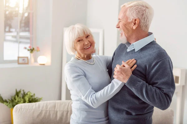 Anciano hombre y mujer comprobar el pronóstico del tiempo en sus aparatos — Foto de Stock