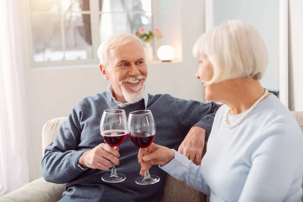 Hombre sonriente de pelo gris abrazando a su esposa de pelo corto — Foto de Stock