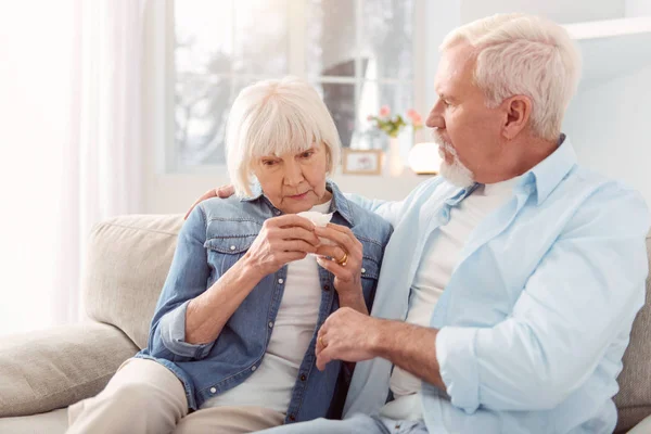 Korthåriga mogen kvinna ler glatt med spänning — Stockfoto