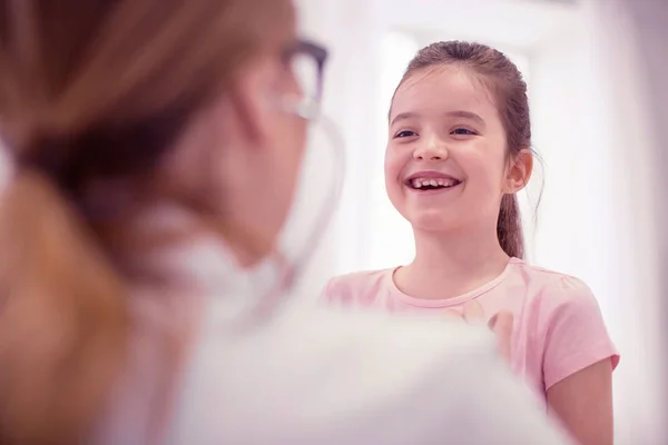 Schattig stralende dark-haired preschool meisje kijkend naar haar moeder een bril — Stockfoto