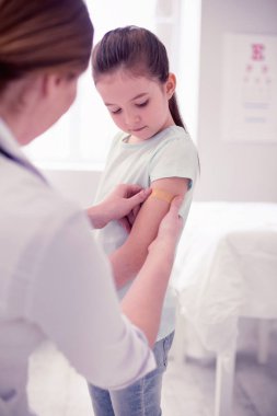 Elini kesilmesinden sonra hastanede ziyaret Doktor esmer kız