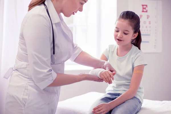 Mörkhårig liten flicka kommer till läkare efter att ha brutit hennes arm — Stockfoto