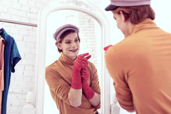Стильный трансгендерный молодой человек, указывающий на себя в зеркале — стоковое фото