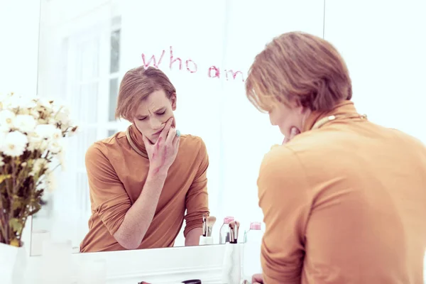 Gefrustreerd gender-queer man verspreiding zijn lippenstift depressief gevoel — Stockfoto