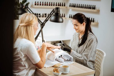 Sarışın istemci Güzellik salon onun çivi sanatçı ile iletişim