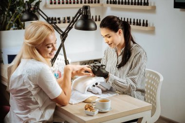 İstemci onu hafta sonu üzerinde sade bir şekilde rahatlamış duygu Güzellik salon