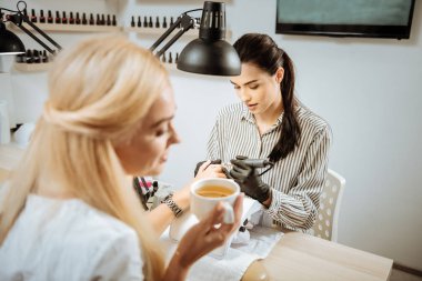 Sarışın çivi sanatçı duygu meşgul yapma makinesi manikür