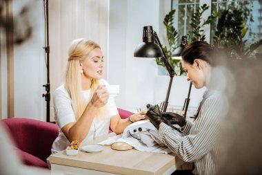 Çay içme ve çerezleri manikür sırasında yeme işkadını