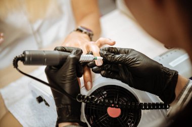 Makine manikür yapma ve tırnak parlatma profesyonel çivi sanatçı