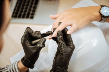 Profesyonel çivi çivi istemci için boyama süreci zevk sanatçı