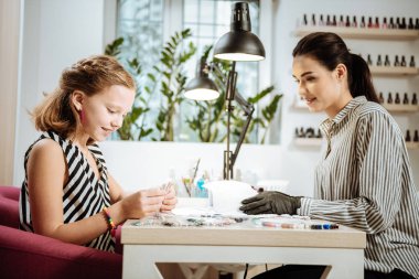 Kız ilk kez salonda manikür yaparken heyecanlı hissediyorum