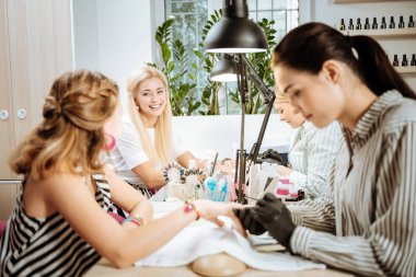 Işınlama anne onun kızı ziyaret güzellik salonunda birlikte arıyorsunuz