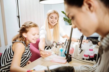 Anne ve kızı olması rahatlatıcı zaman ziyaret güzellik salonu