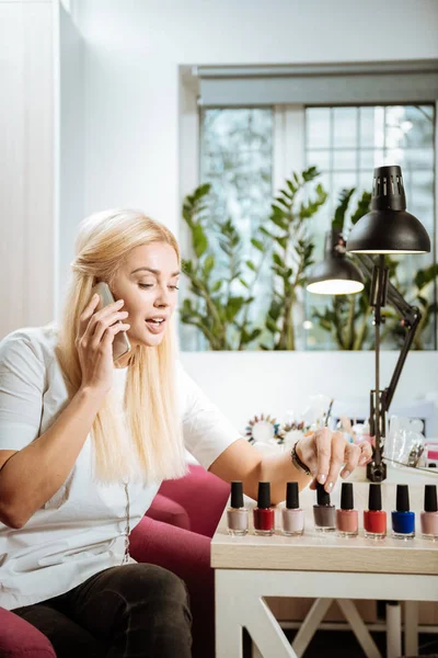 Succesvolle eigenaar van beauty salon roepen haar zakenpartner — Stockfoto