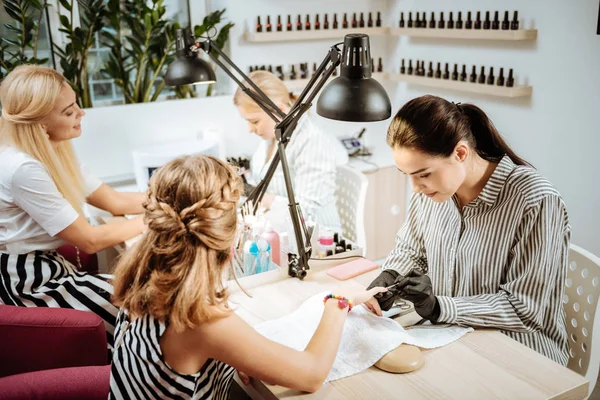 Madre e hija que vienen al salón de belleza y tienen manicura — Foto de Stock